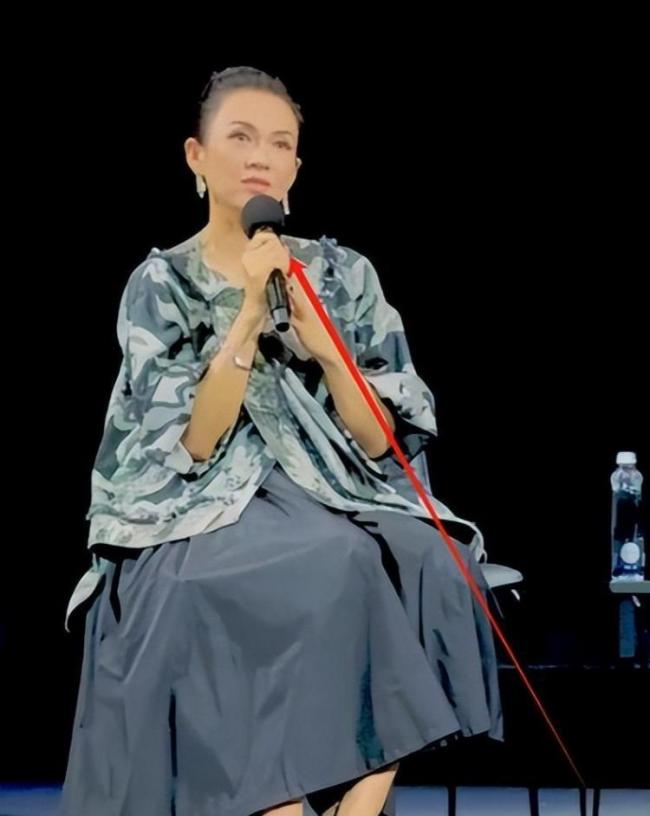 章子怡现身洛杉矶，穿道袍，被李安抱怀里亲脸蛋