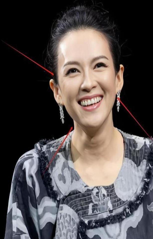 章子怡现身洛杉矶，穿道袍，被李安抱怀里亲脸蛋