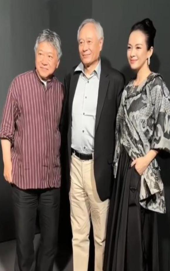 章子怡现身洛杉矶，穿道袍，被李安抱怀里亲脸蛋