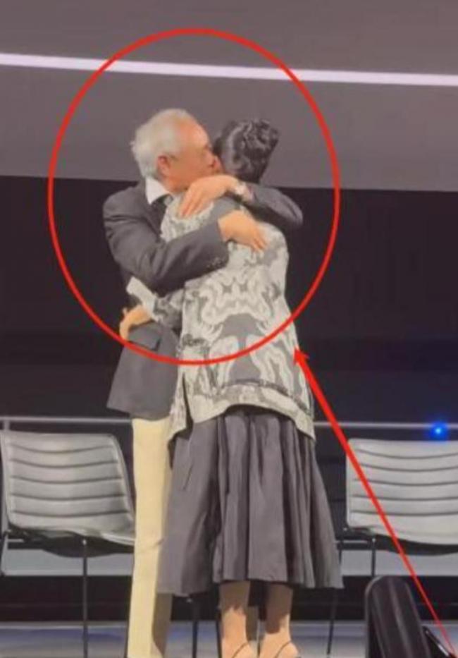 章子怡现身洛杉矶，穿道袍，被李安抱怀里亲脸蛋