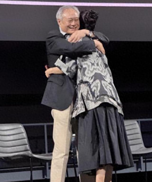 章子怡现身洛杉矶，穿道袍，被李安抱怀里亲脸蛋