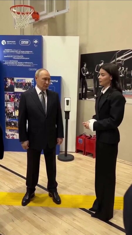 普京右手肿胀如尸变！ 穿“高跟鞋”照曝光