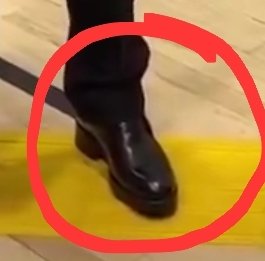 普京右手肿胀如尸变！ 穿“高跟鞋”照曝光