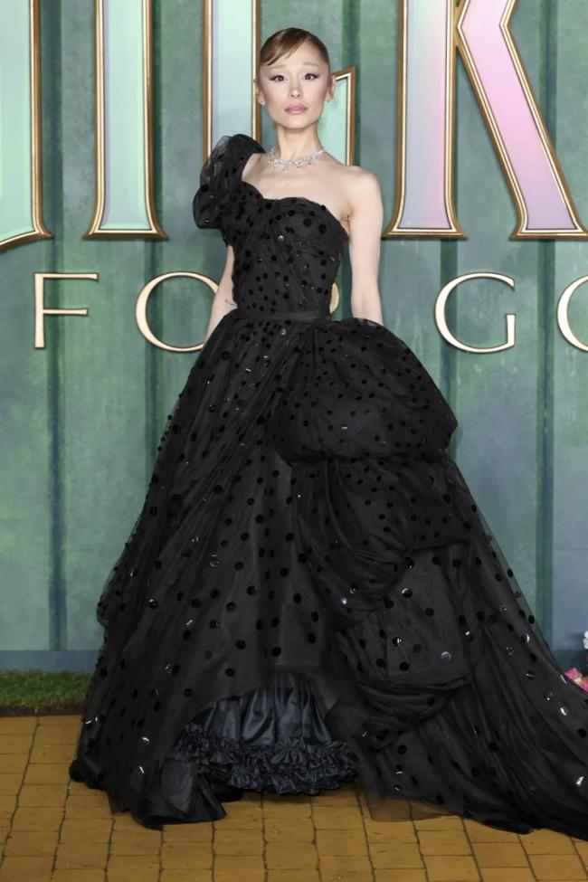 极致瘦，32岁知名女星瘦到“皮包骨”惹争议