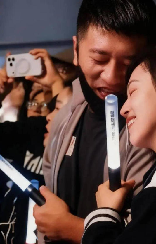 网友炸锅  怀疑张雪峰出轨