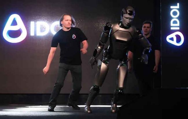 俄首款AI机器人首度公开亮相   当场摔倒