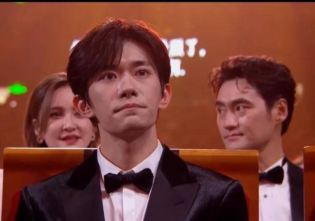 金鸡奖颁奖:00后拿最佳男主角奖 张艺谋乐开花 金鸡奖颁奖:00后拿最佳男主角奖 张艺谋乐开花