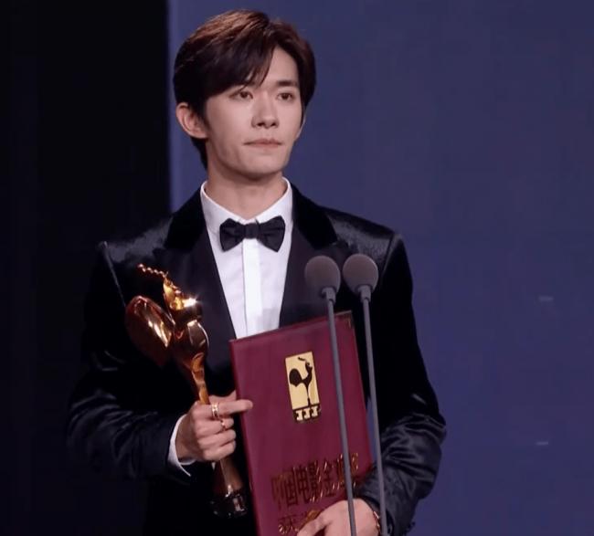 金鸡奖颁奖:00后拿最佳男主角奖 张艺谋乐开花 金鸡奖颁奖:00后拿最佳男主角奖 张艺谋乐开花