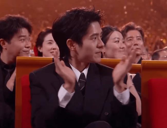 金鸡奖颁奖:00后拿最佳男主角奖 张艺谋乐开花 金鸡奖颁奖:00后拿最佳男主角奖 张艺谋乐开花
