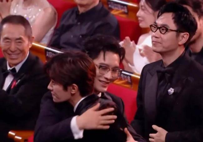 金鸡奖颁奖:00后拿最佳男主角奖 张艺谋乐开花 金鸡奖颁奖:00后拿最佳男主角奖 张艺谋乐开花