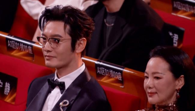 金鸡奖颁奖:00后拿最佳男主角奖 张艺谋乐开花 金鸡奖颁奖:00后拿最佳男主角奖 张艺谋乐开花