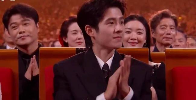 金鸡奖颁奖:00后拿最佳男主角奖 张艺谋乐开花 金鸡奖颁奖:00后拿最佳男主角奖 张艺谋乐开花