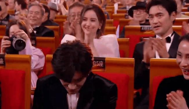 金鸡奖颁奖:00后拿最佳男主角奖 张艺谋乐开花 金鸡奖颁奖:00后拿最佳男主角奖 张艺谋乐开花