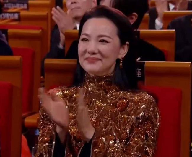 金鸡奖颁奖:00后拿最佳男主角奖 张艺谋乐开花 金鸡奖颁奖:00后拿最佳男主角奖 张艺谋乐开花