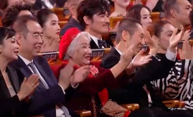 金鸡奖颁奖:00后拿最佳男主角奖 张艺谋乐开花 金鸡奖颁奖:00后拿最佳男主角奖 张艺谋乐开花