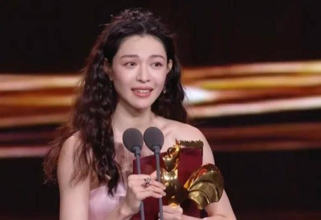 金鸡奖颁奖:00后拿最佳男主角奖 张艺谋乐开花 金鸡奖颁奖:00后拿最佳男主角奖 张艺谋乐开花