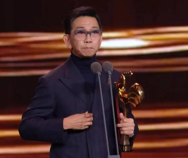 金鸡奖颁奖:00后拿最佳男主角奖 张艺谋乐开花 金鸡奖颁奖:00后拿最佳男主角奖 张艺谋乐开花