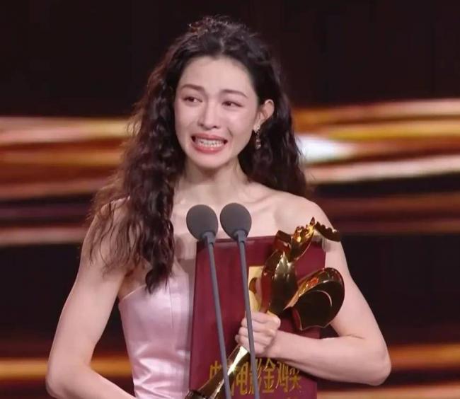 金鸡奖颁奖:00后拿最佳男主角奖 张艺谋乐开花 金鸡奖颁奖:00后拿最佳男主角奖 张艺谋乐开花