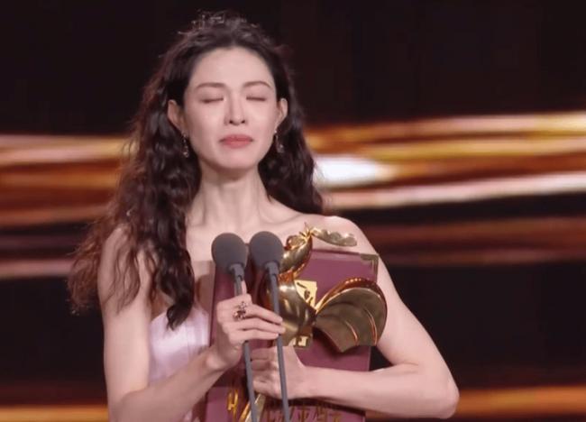 金鸡奖颁奖:00后拿最佳男主角奖 张艺谋乐开花 金鸡奖颁奖:00后拿最佳男主角奖 张艺谋乐开花