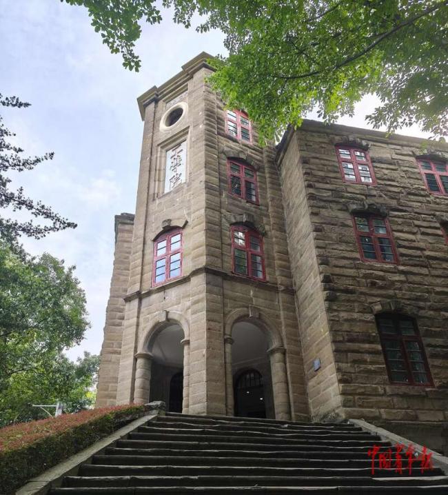 在被轰炸过6次的教学楼继续上课 在被轰炸过6次的教学楼继续上课