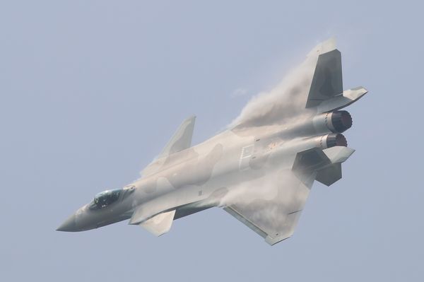 16枚炸弹直攻指挥所 歼-20首度证实携空地武器 16枚炸弹直攻指挥所 歼-20首度证实携空地武器