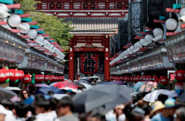 飞往日本中国旅客 仍然大排长龙:“与我无关” 飞往日本中国旅客 仍然大排长龙:“与我无关”