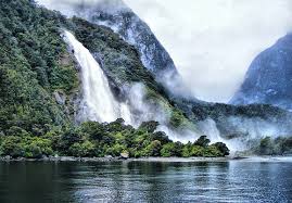 在新西兰米尔福德峡湾的水光山色里 邂逅诗意 在新西兰米尔福德峡湾的水光山色里 邂逅诗意