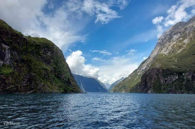 在新西兰米尔福德峡湾的水光山色里 邂逅诗意 在新西兰米尔福德峡湾的水光山色里 邂逅诗意
