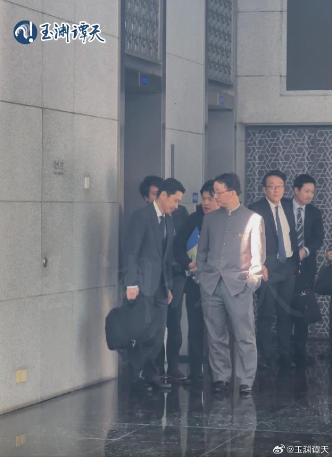 “如此不懂礼貌的外交官员,可知中国的水准” “如此不懂礼貌的外交官员,可知中国的水准”