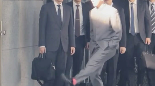 “如此不懂礼貌的外交官员,可知中国的水准” “如此不懂礼貌的外交官员,可知中国的水准”