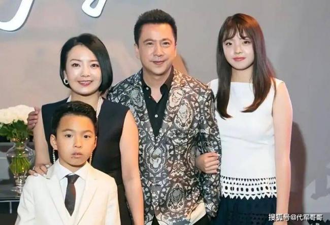 王中磊现状曝光,欠债22亿住破旧小院,妻子直播 王中磊现状曝光,欠债22亿住破旧小院,妻子直播