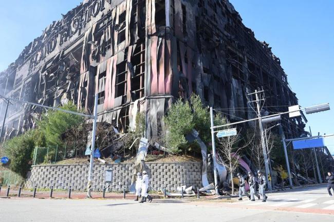 亚洲规模最大时尚物流中心火灾烧了60小时