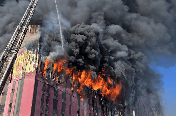 亚洲规模最大时尚物流中心火灾烧了60小时