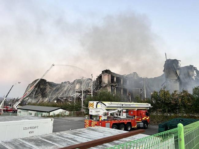 亚洲规模最大时尚物流中心火灾烧了60小时