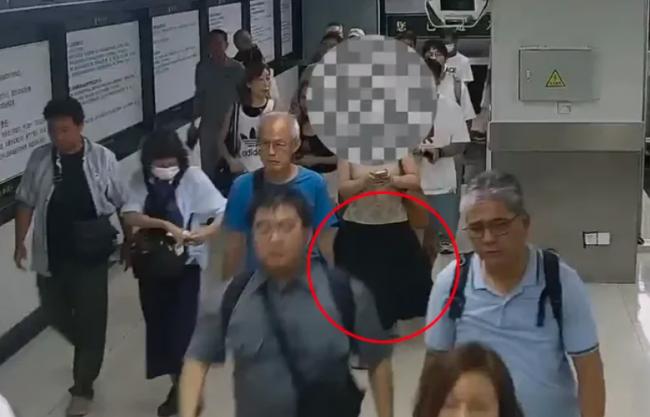 海关人员撩起女游客长裙 惊见229条活鱼…