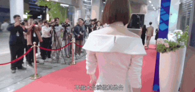 未婚,过亿,独居10㎡小破宅 50岁佘诗曼上热搜 未婚,过亿,独居10㎡小破宅 50岁佘诗曼上热搜