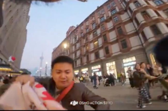 白纸运动三周年 男子上海外滩举旗瞬间被夺