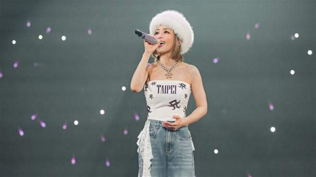 中国演唱会突然取消 她无奈发声 1画面看哭粉丝 中国演唱会突然取消 她无奈发声 1画面看哭粉丝