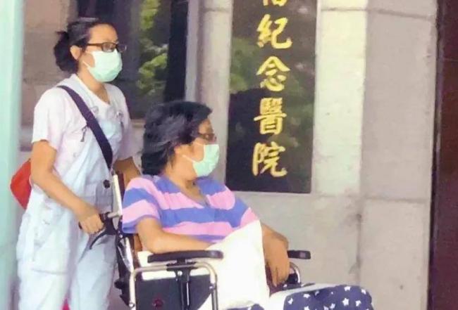 著名音乐人送医画面曝光,成植物人三年身形消瘦 著名音乐人送医画面曝光,成植物人三年身形消瘦