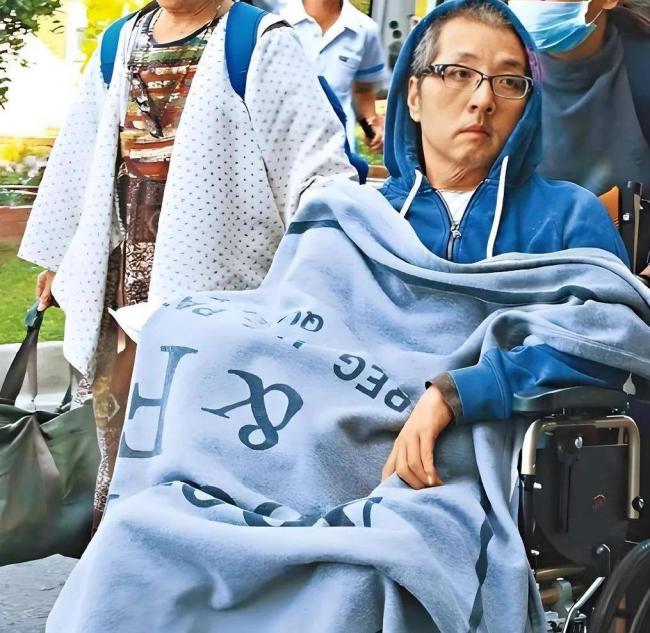 著名音乐人送医画面曝光,成植物人三年身形消瘦 著名音乐人送医画面曝光,成植物人三年身形消瘦