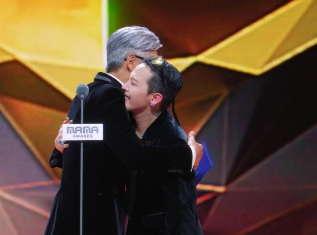 周润发和他世纪同框 热舞画面全网疯传 周润发和他世纪同框 热舞画面全网疯传