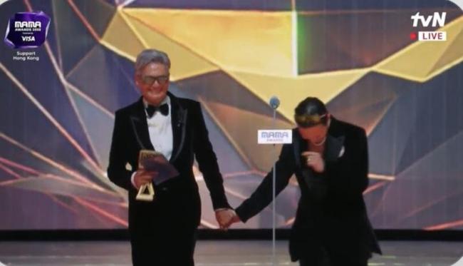 周润发和他世纪同框 热舞画面全网疯传 周润发和他世纪同框 热舞画面全网疯传