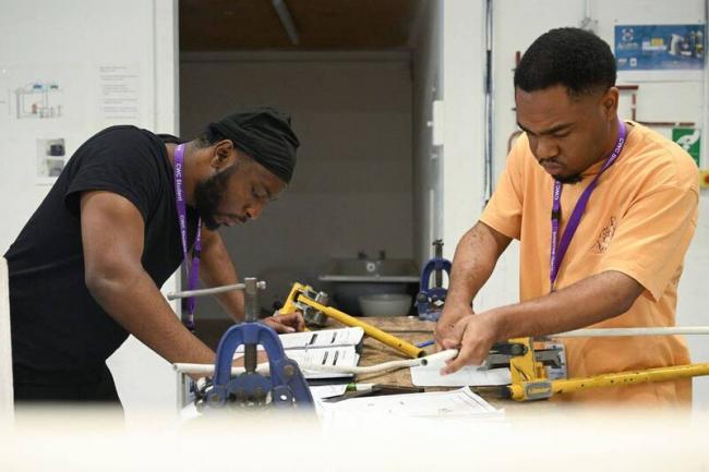 不怕AI抢工作 这项技能狂吸英国年轻人 不怕AI抢工作 这项技能狂吸英国年轻人