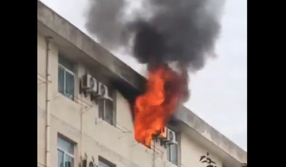 传西安科大宿舍突发大火 火势凶猛有学生跳楼 传西安科大宿舍突发大火 火势凶猛有学生跳楼