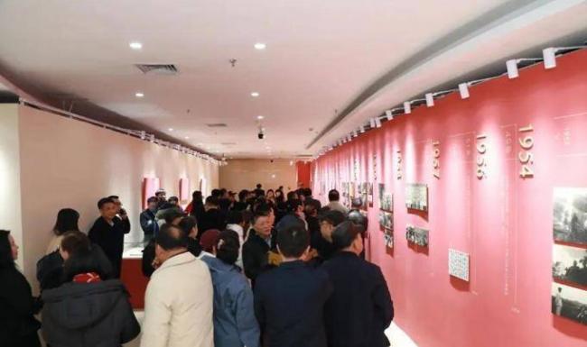 杨振宁逝世后翁帆首度参加活动 翁母陪同心事重重 杨振宁逝世后翁帆首度参加活动 翁母陪同心事重重