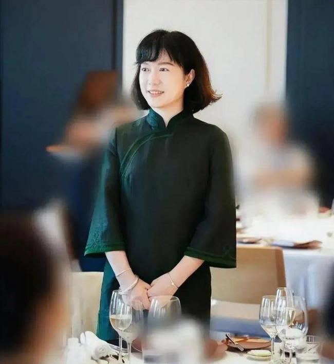 杨振宁逝世后翁帆首度参加活动 翁母陪同心事重重 杨振宁逝世后翁帆首度参加活动 翁母陪同心事重重