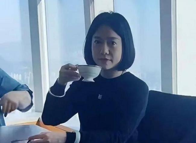 杨振宁逝世后翁帆首度参加活动 翁母陪同心事重重 杨振宁逝世后翁帆首度参加活动 翁母陪同心事重重