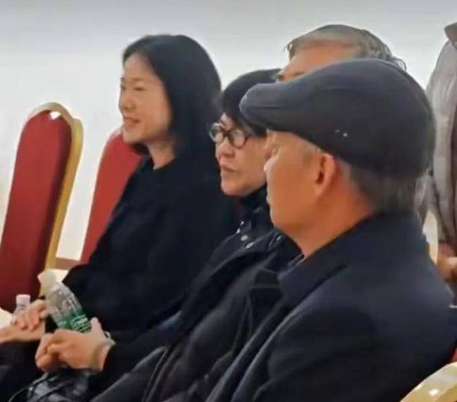 杨振宁逝世后翁帆首度参加活动 翁母陪同心事重重 杨振宁逝世后翁帆首度参加活动 翁母陪同心事重重