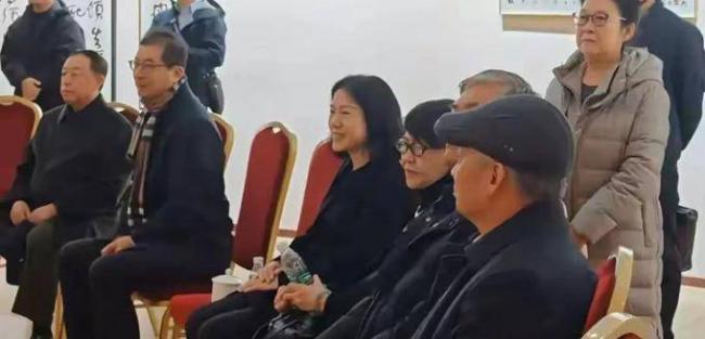 杨振宁逝世后翁帆首度参加活动 翁母陪同心事重重 杨振宁逝世后翁帆首度参加活动 翁母陪同心事重重