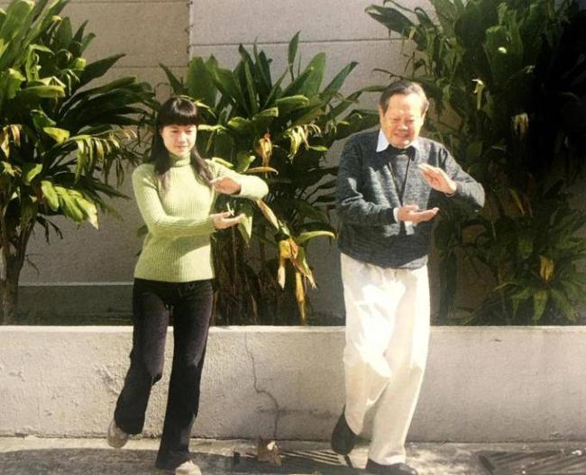 杨振宁逝世后翁帆首度参加活动 翁母陪同心事重重 杨振宁逝世后翁帆首度参加活动 翁母陪同心事重重